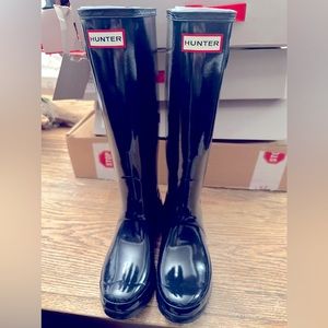 Hunter boots in Navy gloss size 7.